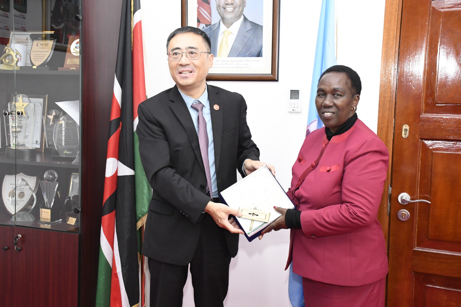 Vice President of SUEP, Prof. Fu Yang with the Vice-Chancellor, UoN, Prof. Jesang Hutchinson